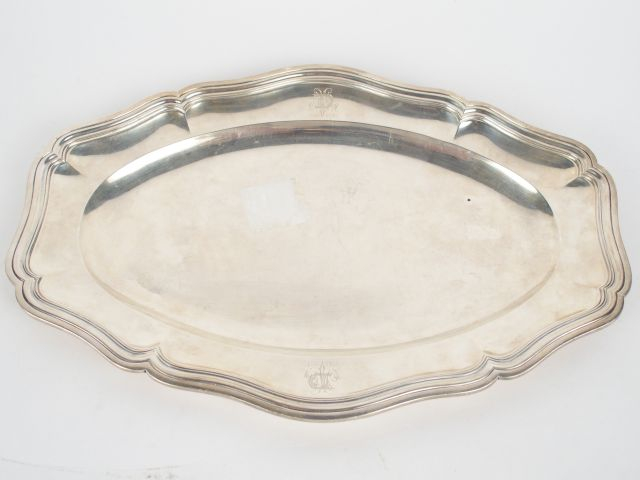 Plat ovale en argent, poinçon Minerve, modèle à filets. Monogrammé et 