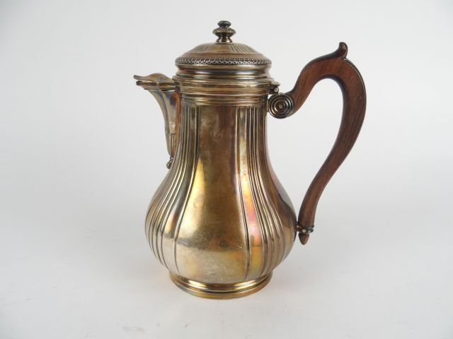 PUIFORCAT. Cafetière en argent, poinçon Minerve, à décor de côtes tors