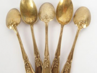 Vente aux enchères Suite de 5 petites cuillères de style Rocaille en vermeil. Poids : 65 