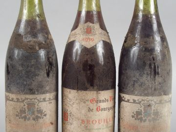 3 BOUTEILLES : 2 GEVREY CHAMBERTIN LAPLANE ANNEES 50 3 et 3,5 CM, 1 BR