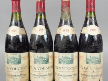 4 BOUTEILLES - CLOS VOUGEOT GRAND CRU PRIEUR - 1985 - BS/ET/1 ED/1 CAP