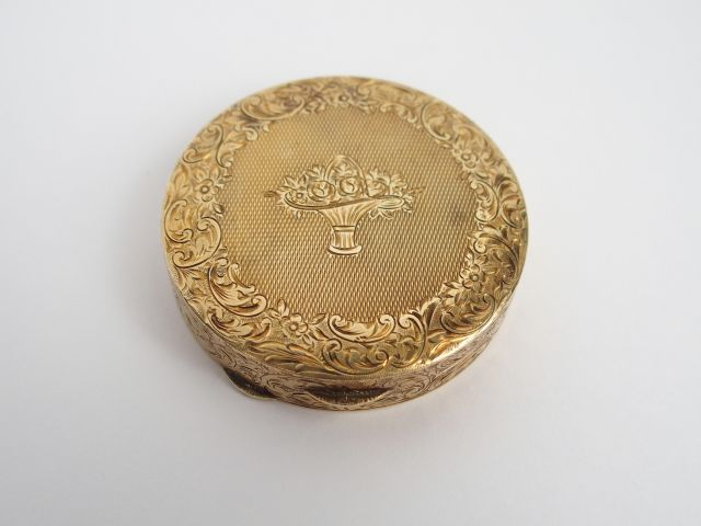 Poudrier en or jaune 14K. Poids tel: 46,7gr