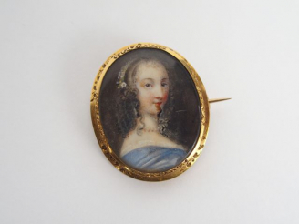 Vente aux enchères Miniature monture or jaune gravée "Jeune femme à la marguerite".