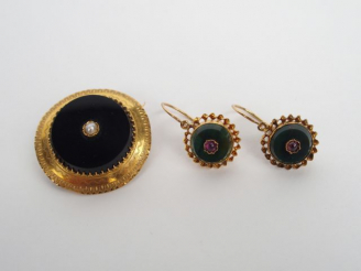 Vente aux enchères Broche Napoléon III en or jaune, onyx et perle. On y joint une paire d