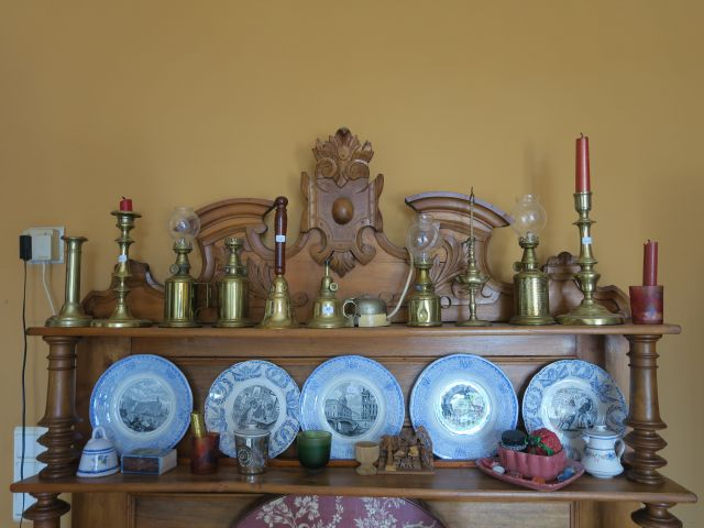 Lot comprenant : lampes pigeon, 5 assiettes décoratives en faïence, lo