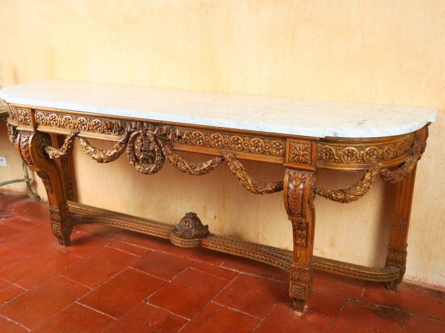 Grande console à quatre pieds de style Louis XVI en bois mouluré et sc