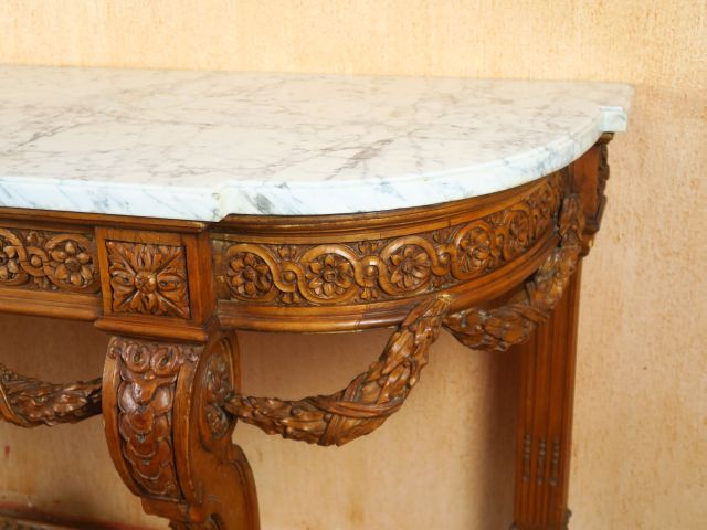 Grande console à quatre pieds de style Louis XVI en bois mouluré et sc