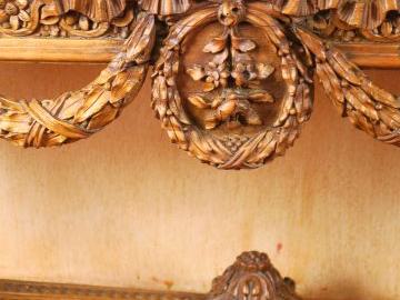 Grande console à quatre pieds de style Louis XVI en bois mouluré et sc