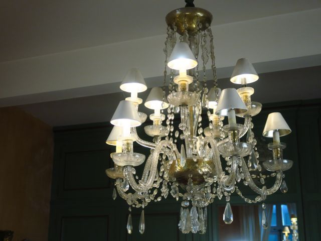 Grand lustre à pampilles éclairant à 8 lumières