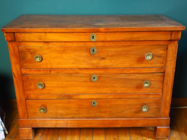 Commode XIXème en noyer ouvrant à quatre tiroirs dont un plus petit en