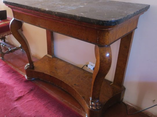 Console Restauration en loupe d'orme, pieds griffe, dessus marbre gris