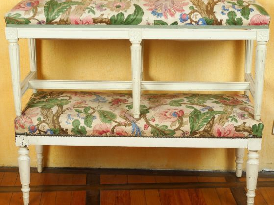 Deux différentes banquettes en bois laqué blanc