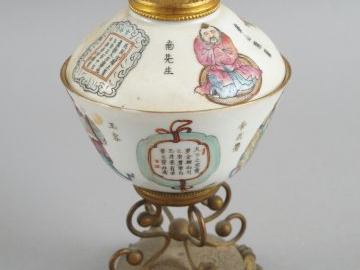 Pot couvert en porcelaine de Chine, monture en laiton (accidents et re