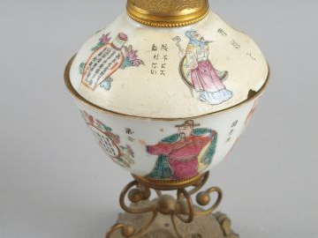 Pot couvert en porcelaine de Chine, monture en laiton (accidents et re