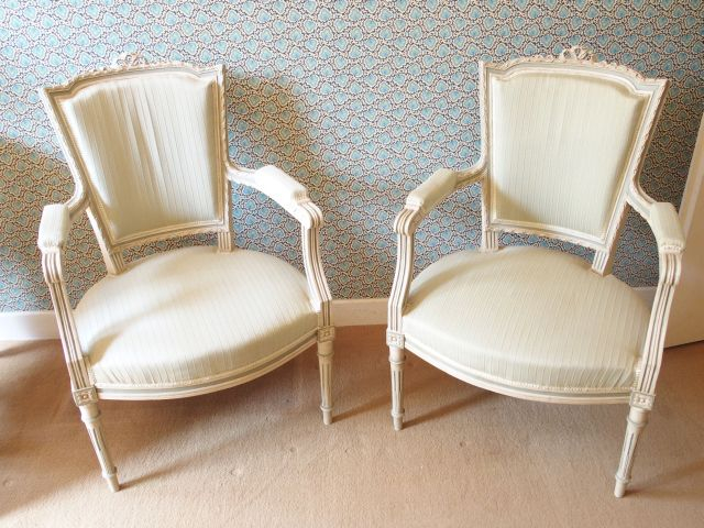 Paire de fauteuils et paire de chaises de style Louis XVI en bois laqu