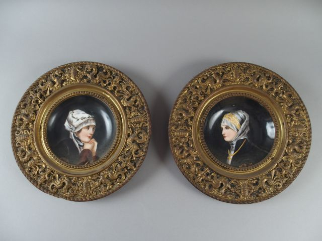 Paire d'assiettes décoratives 1900 en porcelaine dans des entourages e