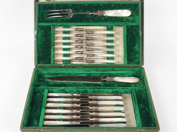 Dans leur coffret , Couvert à découper, 12 grands et 12 petits couteau