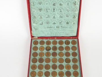 Dans son écrin, cachet en ivoire et ses 50 cachets à devises. Maison B