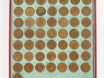 Dans son écrin, cachet en ivoire et ses 50 cachets à devises. Maison B