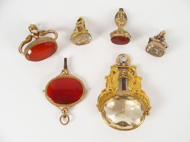 Collection de cinq cachets en pomponne et pierre dure. On y joint deux