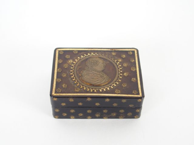 Boite à mouches Louis XVI en écaille blonde, ornée d'un profil en méta