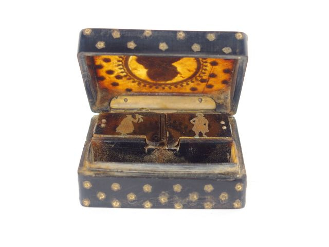 Boite à mouches Louis XVI en écaille blonde, ornée d'un profil en méta