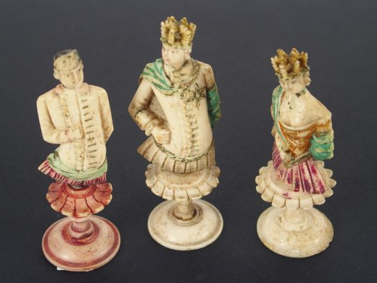 Trois différents pions d'échec XIXème en os polychrome (petit accident