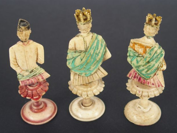 Trois différents pions d'échec XIXème en os polychrome (petit accident