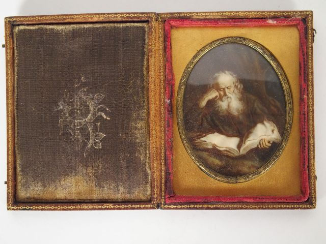 Dans son étui en cuir gauffré, miniature XIXème sur ivoire "Vieil homm