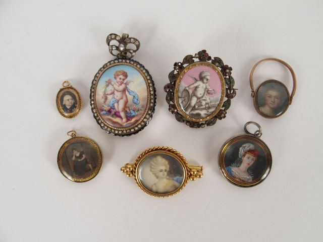 Ensemble de cinq pendentifs dont quatre fin XVIIIème-début XIXème et u