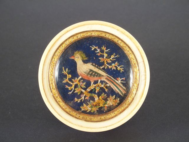 Boite début XIXème en ivoire, pomponne et écaille, couvercle orné d'un