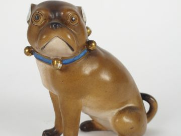 Statuette en porcelaine polychrome "Carlin assis".