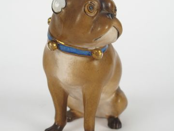 Statuette en porcelaine polychrome "Carlin assis".