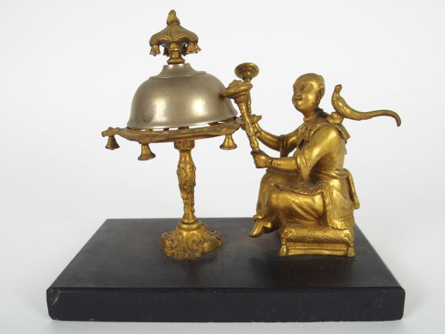 Sonnette de table fin XIXème en marbre et métal doré figurant un sonne