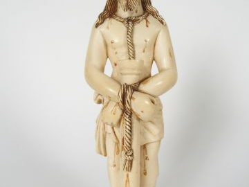 Sujet en ivoire indo-portugais XVIIe  "Le Christ au pilori". H. : 21,5