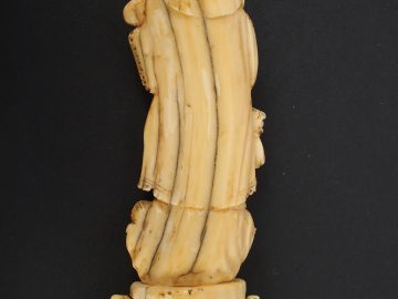 Sculpture en ivoire fin XVIIIème-début XIXème "Vierge à l'Enfant". H. 