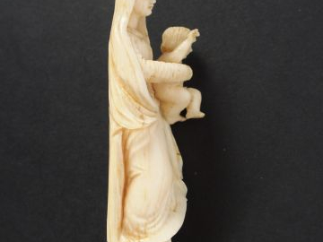 Statuette en ivoire XIXème "Vierge à l'Enfant". H. : 9,5 cm