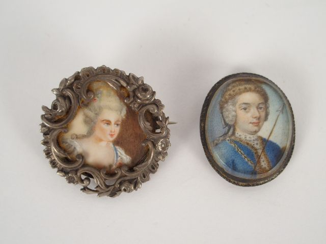 Deux différents médaillons contenant des miniatures "Portrait d'homme"