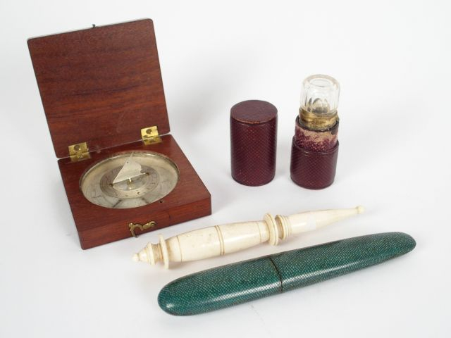 Etui en galuchat, boussole dans son étui en acajou, flacon à odeurs da