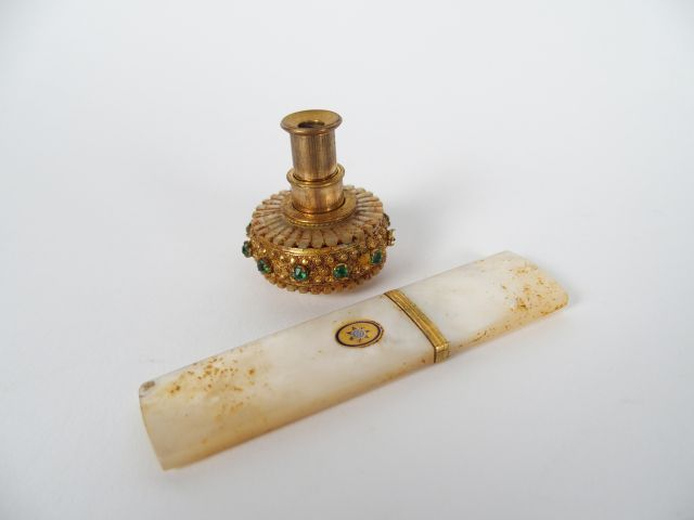 Longue vue de col Napoléon III en pomponne, nacre et pierres de couleu