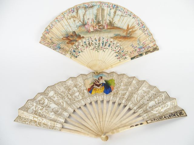 Deux différents éventails en ivoire et nacre de style Louis XVI, à déc