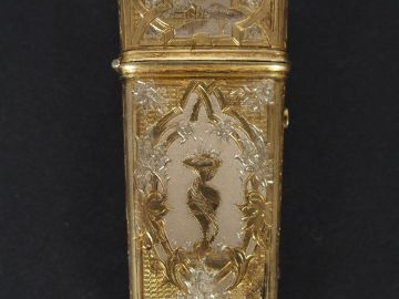 Etui en vermeil deux tons à décor gravé de caducet, de paysage lacustr