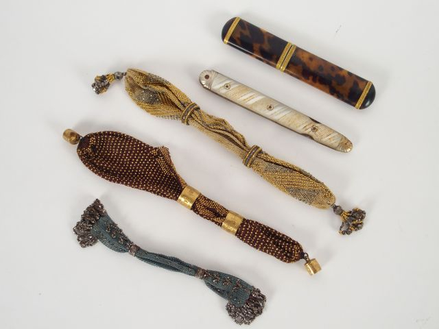 Etui XIXème en écaille blonde et métal doré, couteau Empire en nacre, 