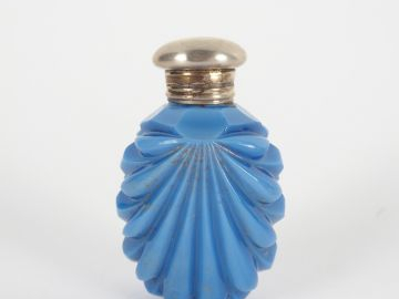 Flacon à odeurs XIXème en argent et opaline bleue.