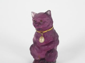 Sujet en cristal mauve "Chaton assis".