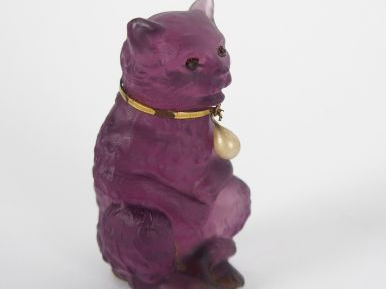 Sujet en cristal mauve "Chaton assis".