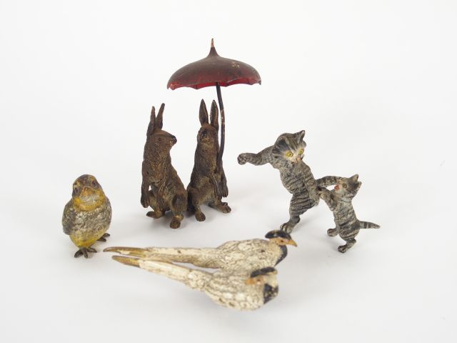 Quatre différents sujets en bronze polychrome de Vienne (un accidenté)