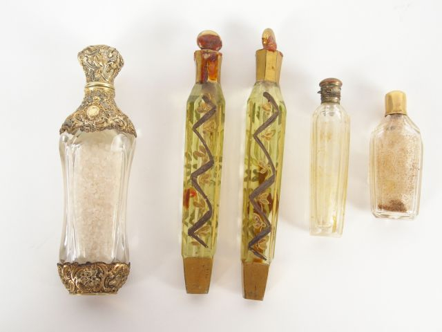 Flacon à sels Napoléon III en cristal et vermeil, deux petits flacons 