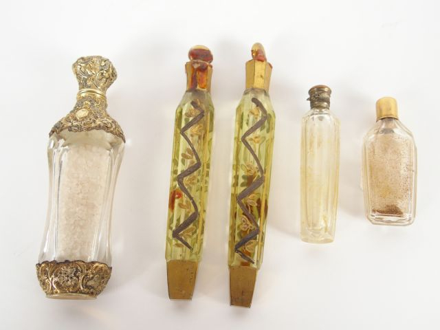 Flacon à sels Napoléon III en cristal et vermeil, deux petits flacons 