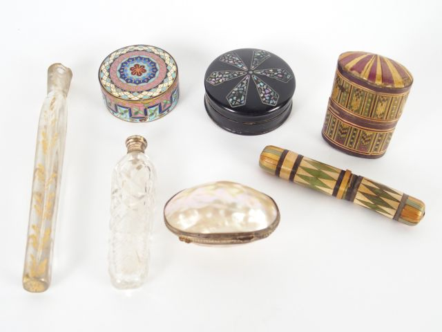 Deux étuis XIXème en marqueterie de paille (dont un accidenté), boite 